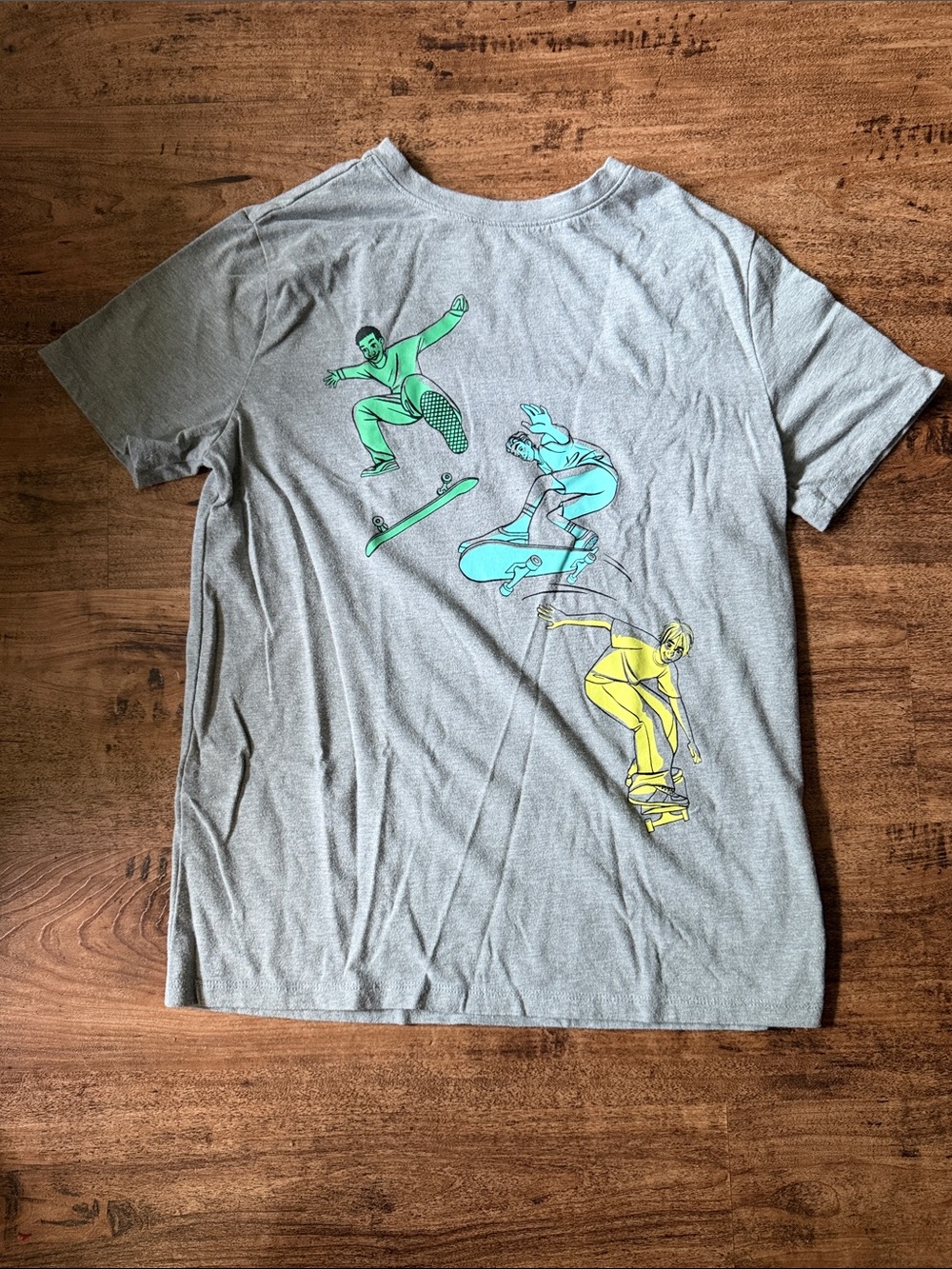 Gray Graphic Skateboard T-Shirt with Green, Teal & Yellow Print size xl 14
